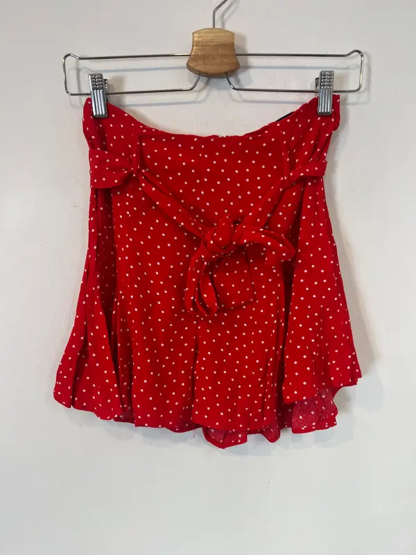 ZARA. Falda/pantalón roja lunares T.s
