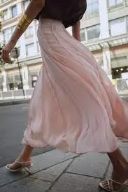 ZARA. Falda rosa claro vaporosa
