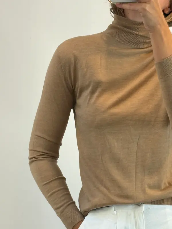 ZARA. Jersey fino camel cuello alto. T M