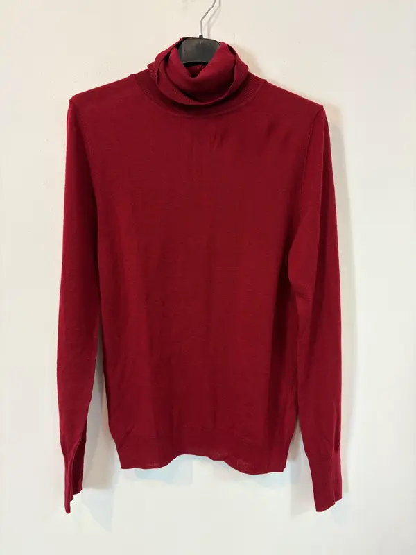 ZARA. Jersey fino color vino cuello alto. T M