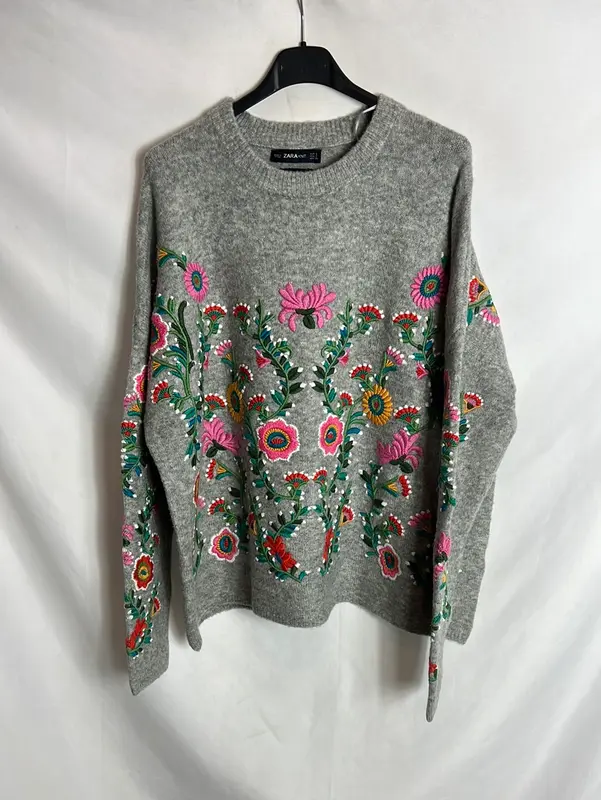 ZARA. Jersey gris bordados. T S