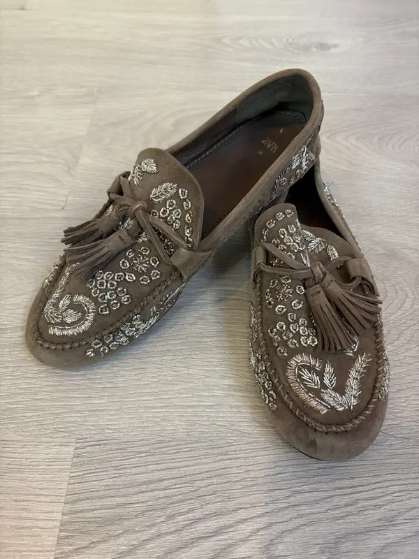 ZARA. Mocasines piel abalorios
