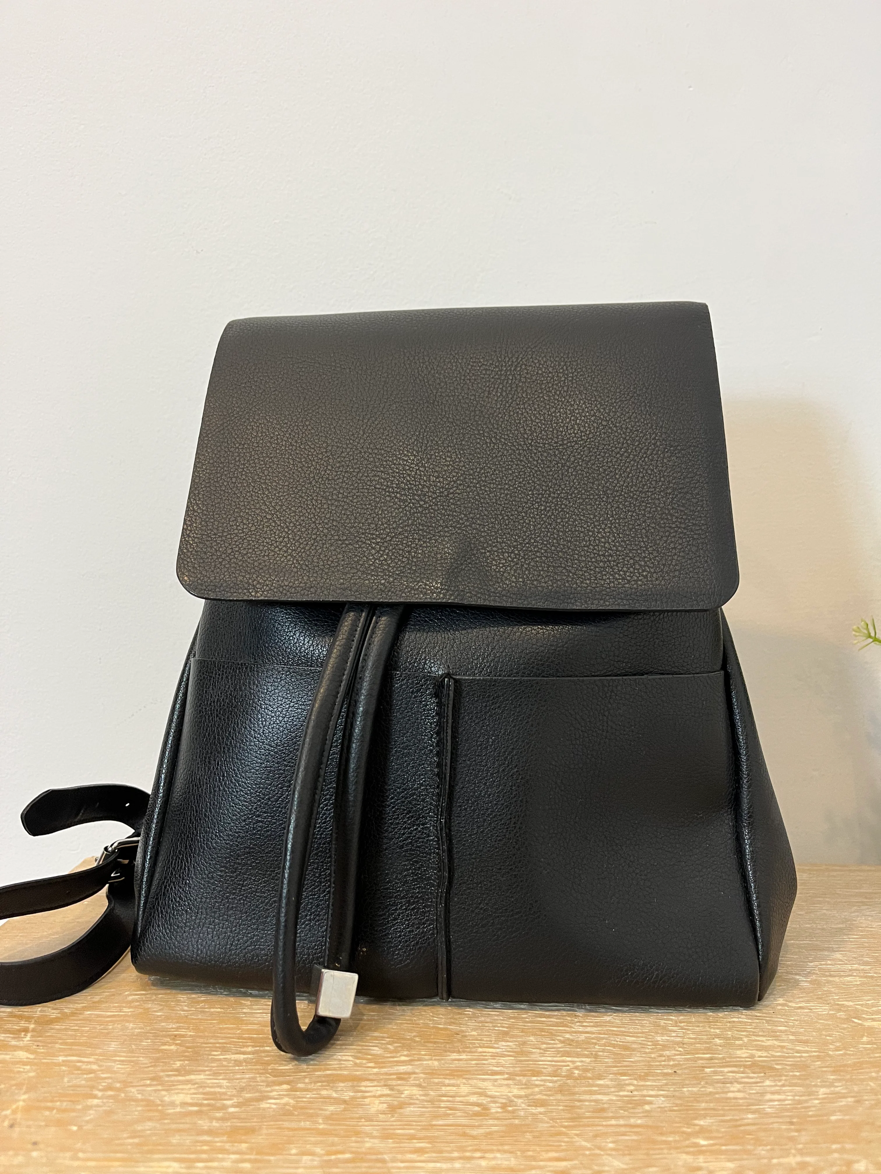 ZARA. Mochila negra efecto piel
