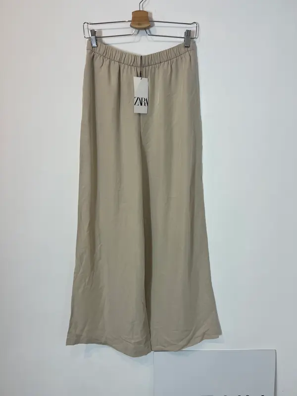 ZARA. Pantalón ancho beige fluido. T S