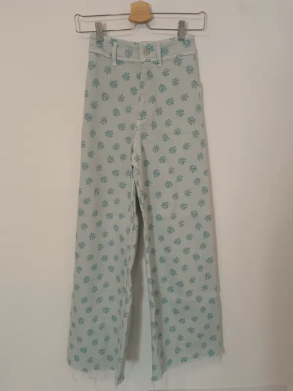 ZARA. Pantalón azul flores T.32