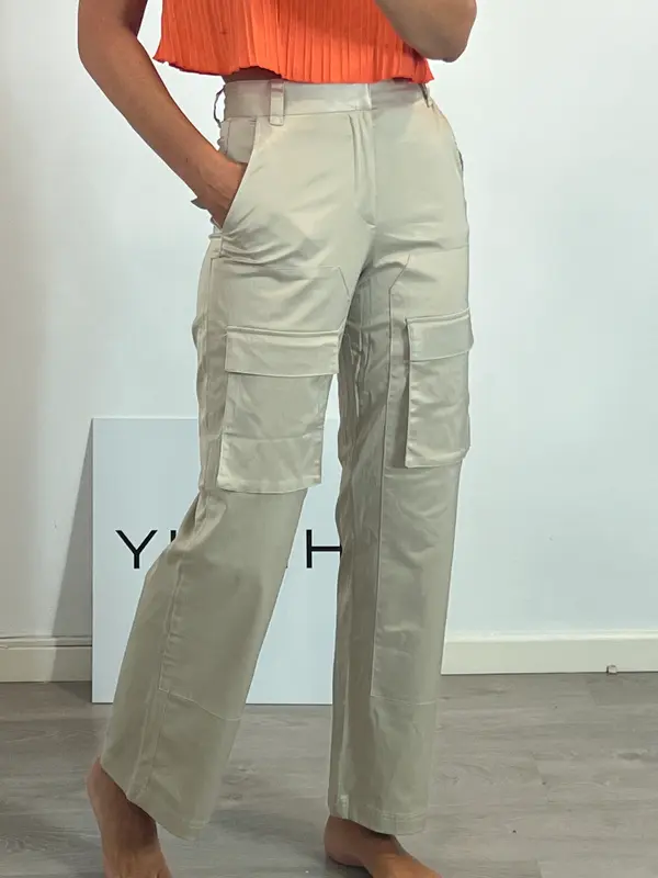 ZARA. Pantalón beige bolsillos.