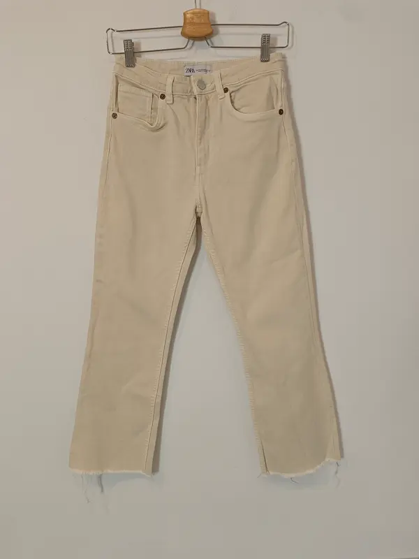 ZARA. Pantalón beige denim acampanado T.36