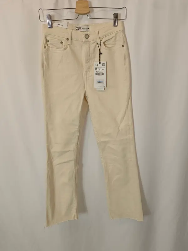 ZARA. Pantalón beige denim T.34