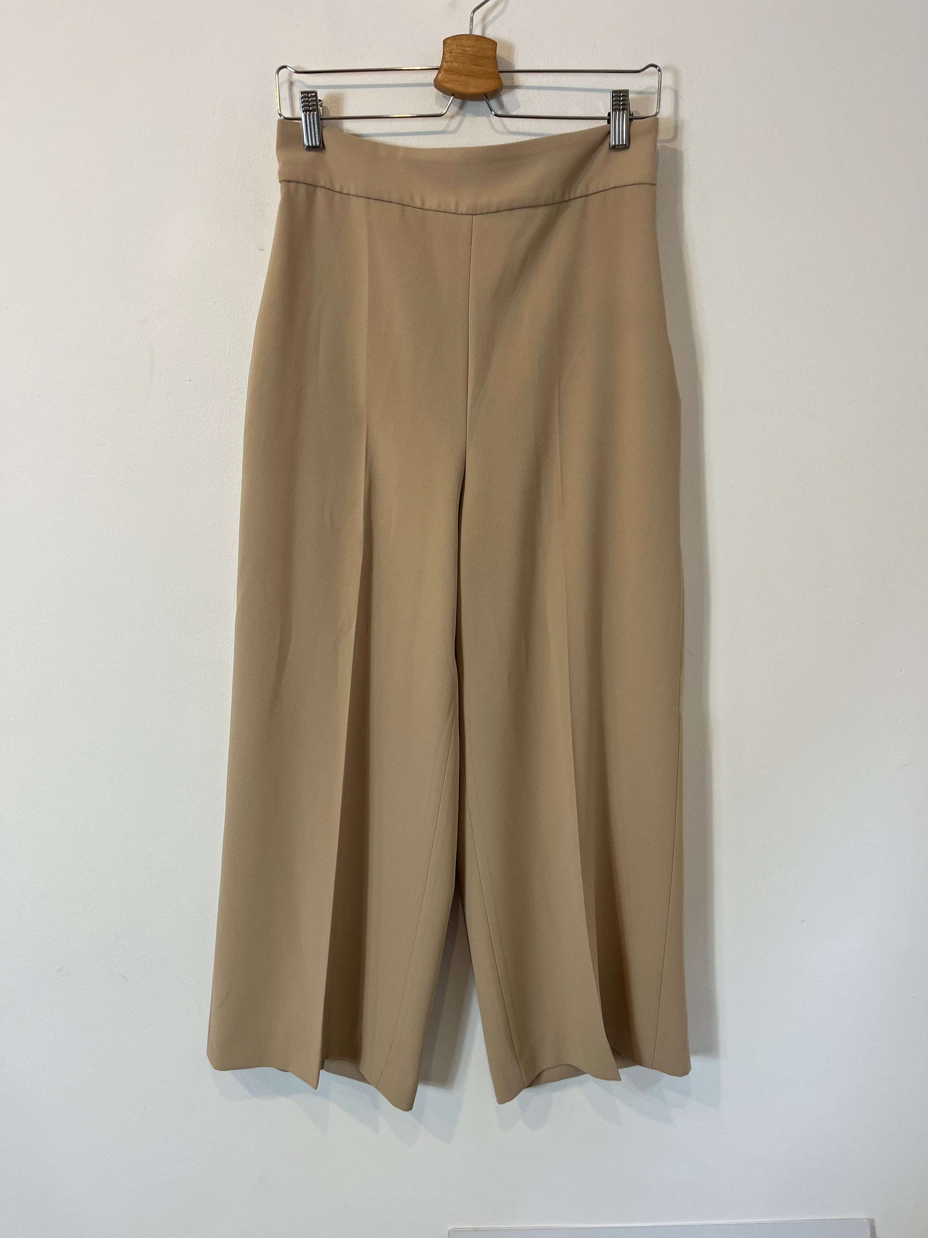 ZARA. Pantalón beige pinzas. T M