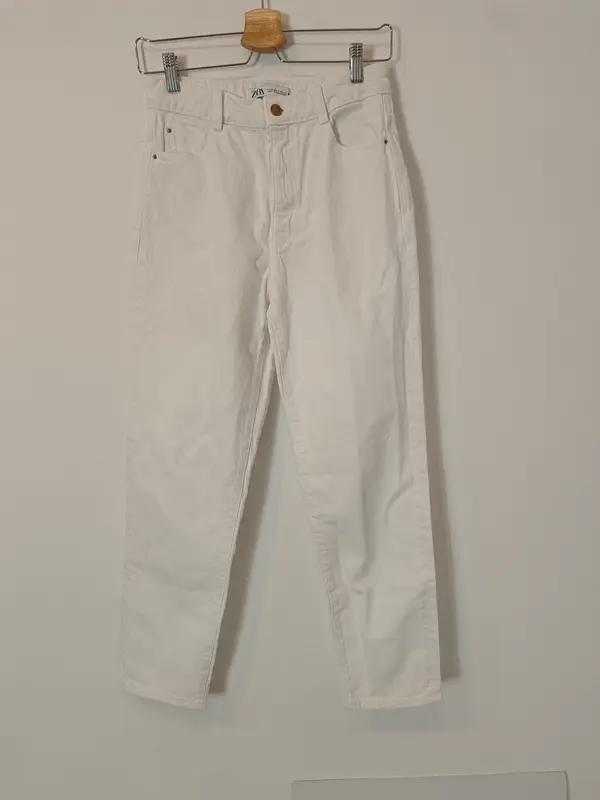 ZARA. Pantalón blanco denim T.36