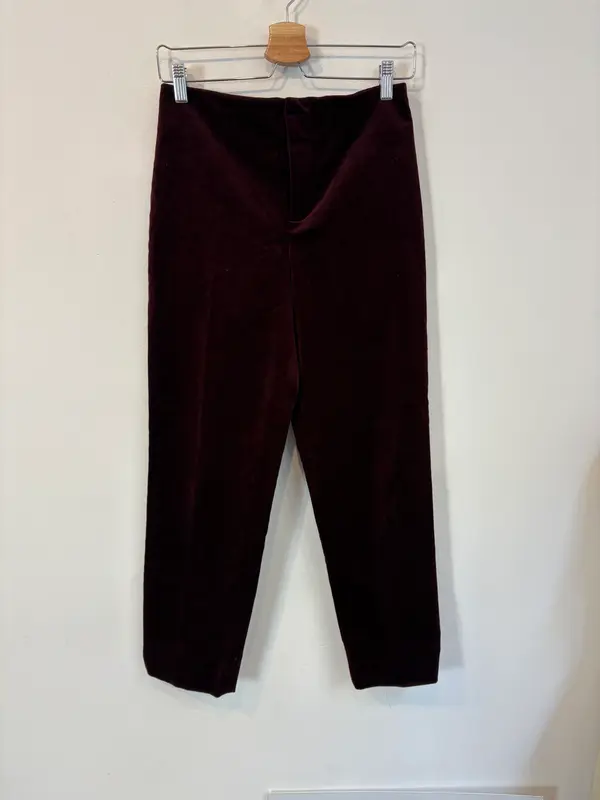 ZARA. Pantalón burdeos terciopelo