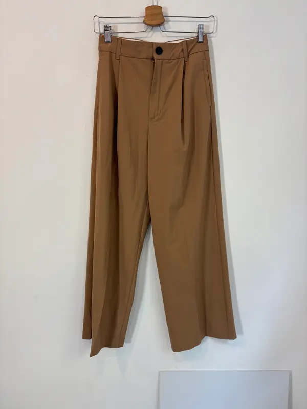 ZARA. Pantalón camel pinzas