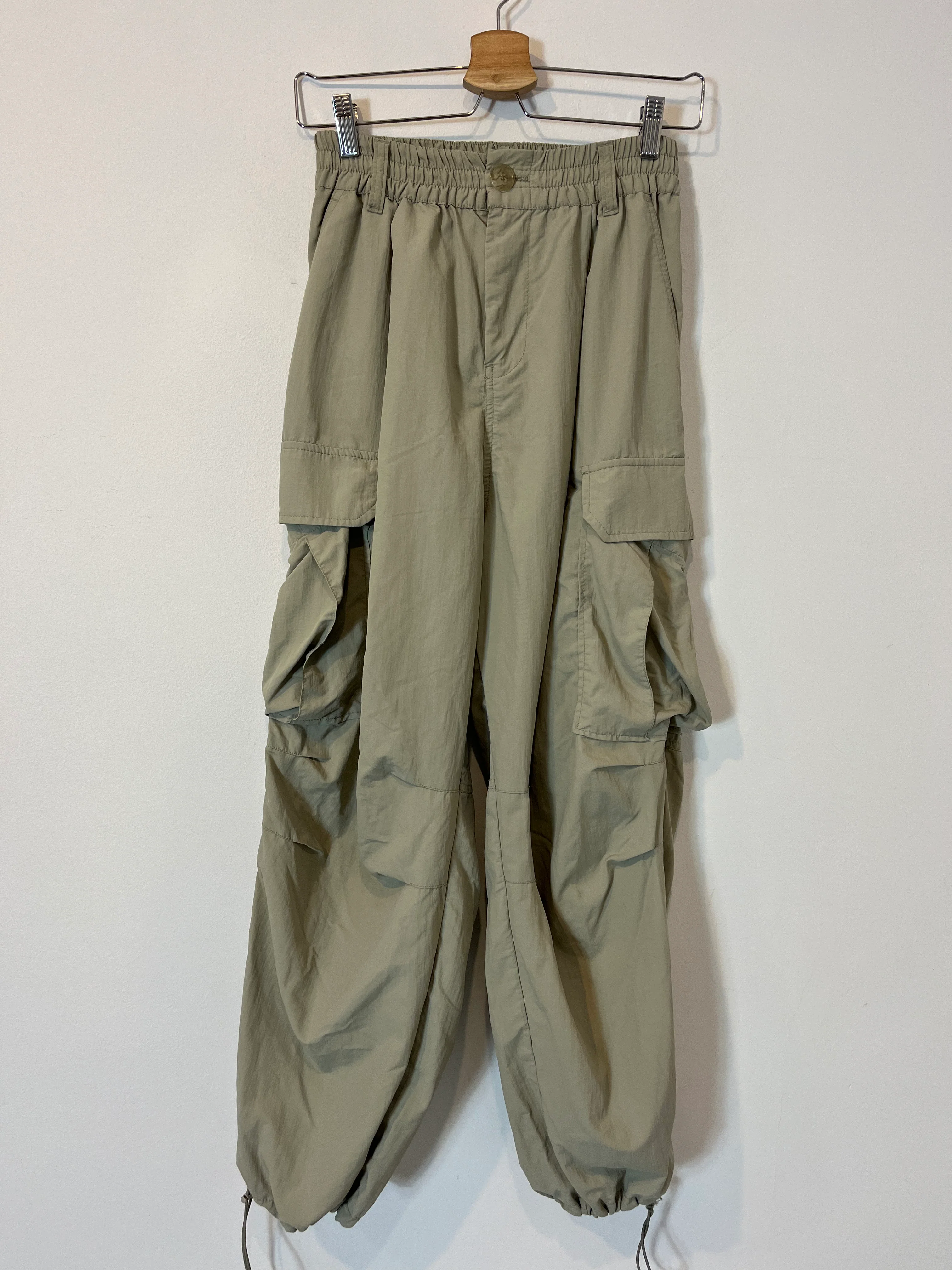 ZARA. Pantalón cargo beige T.xs/s