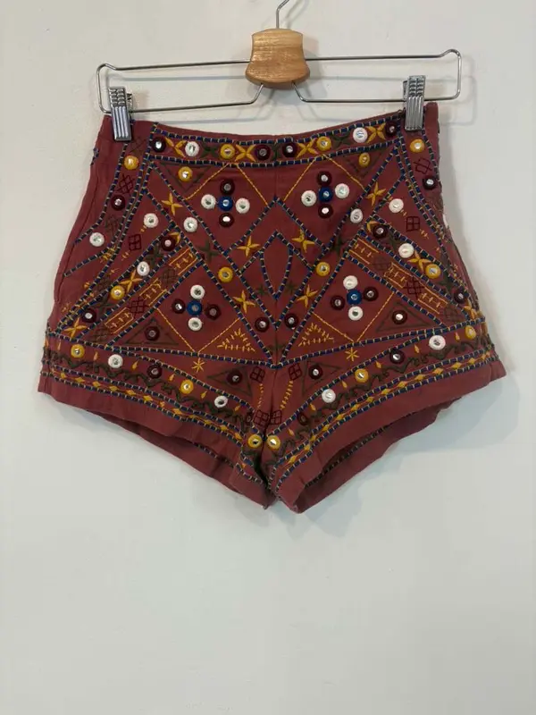 ZARA. Pantalón corto abalorios
