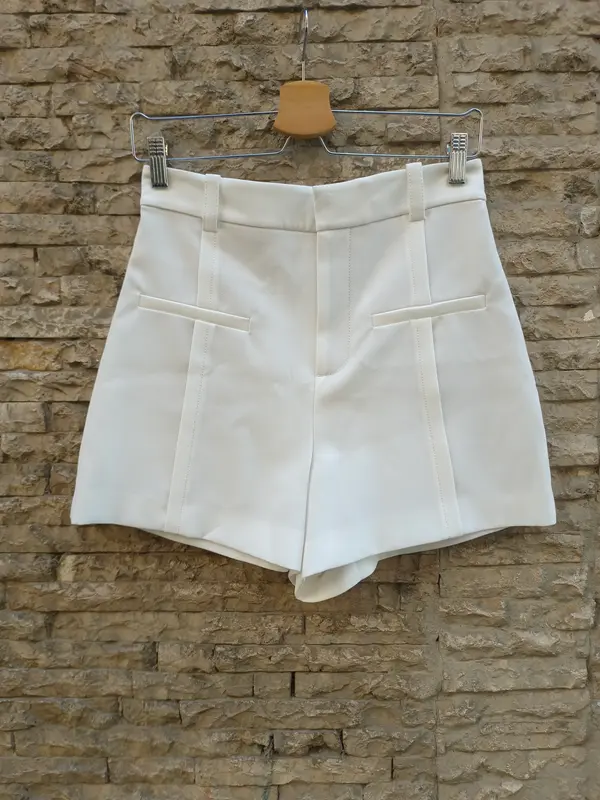 ZARA. Pantalón corto blanco costuras y bolsillos T.s