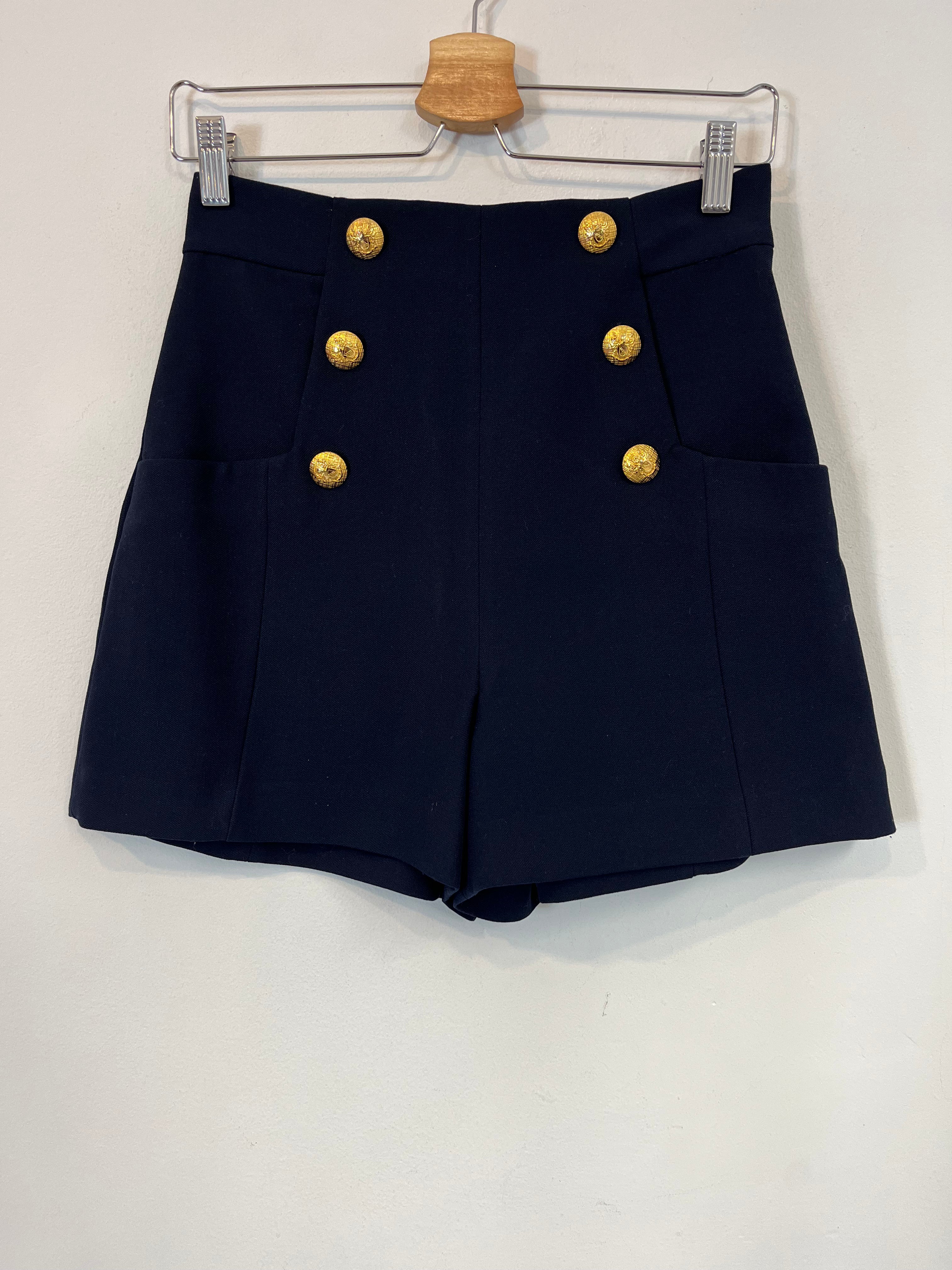 ZARA. Pantalón corto botones dorados T.s