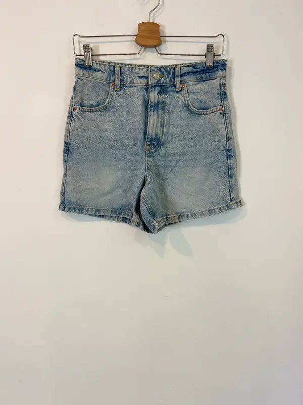 ZARA. Pantalón corto vaquero T.36