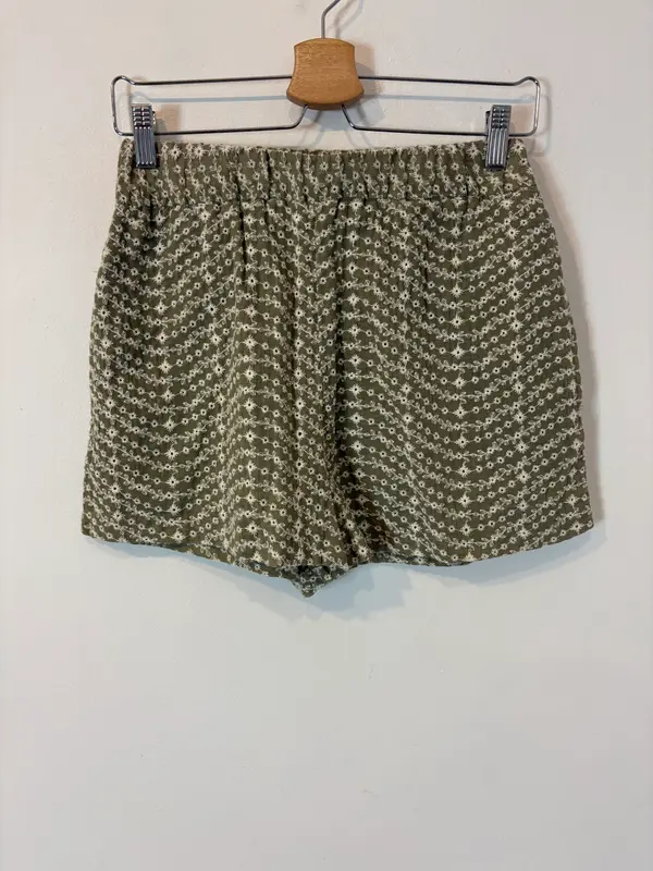 ZARA. Pantalón corto verde bordado flores T.s