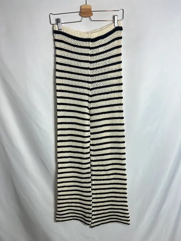 ZARA. Pantalón crochet beige y negro. T M
