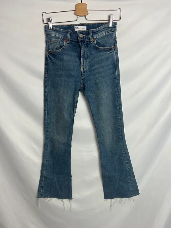 ZARA. Pantalón cropped  desflecado. T 32