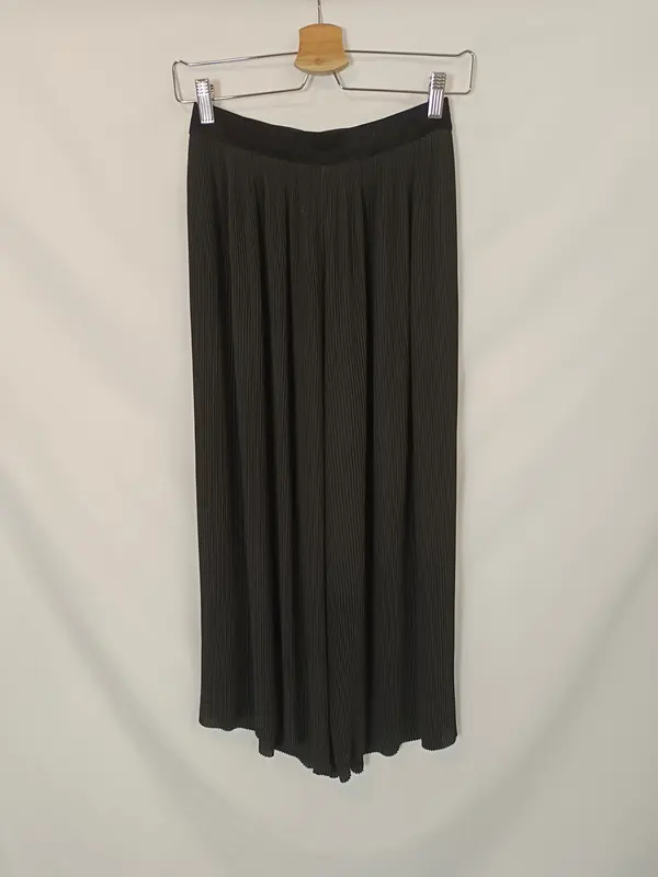 ZARA. Pantalón culotte negro plisado T.m