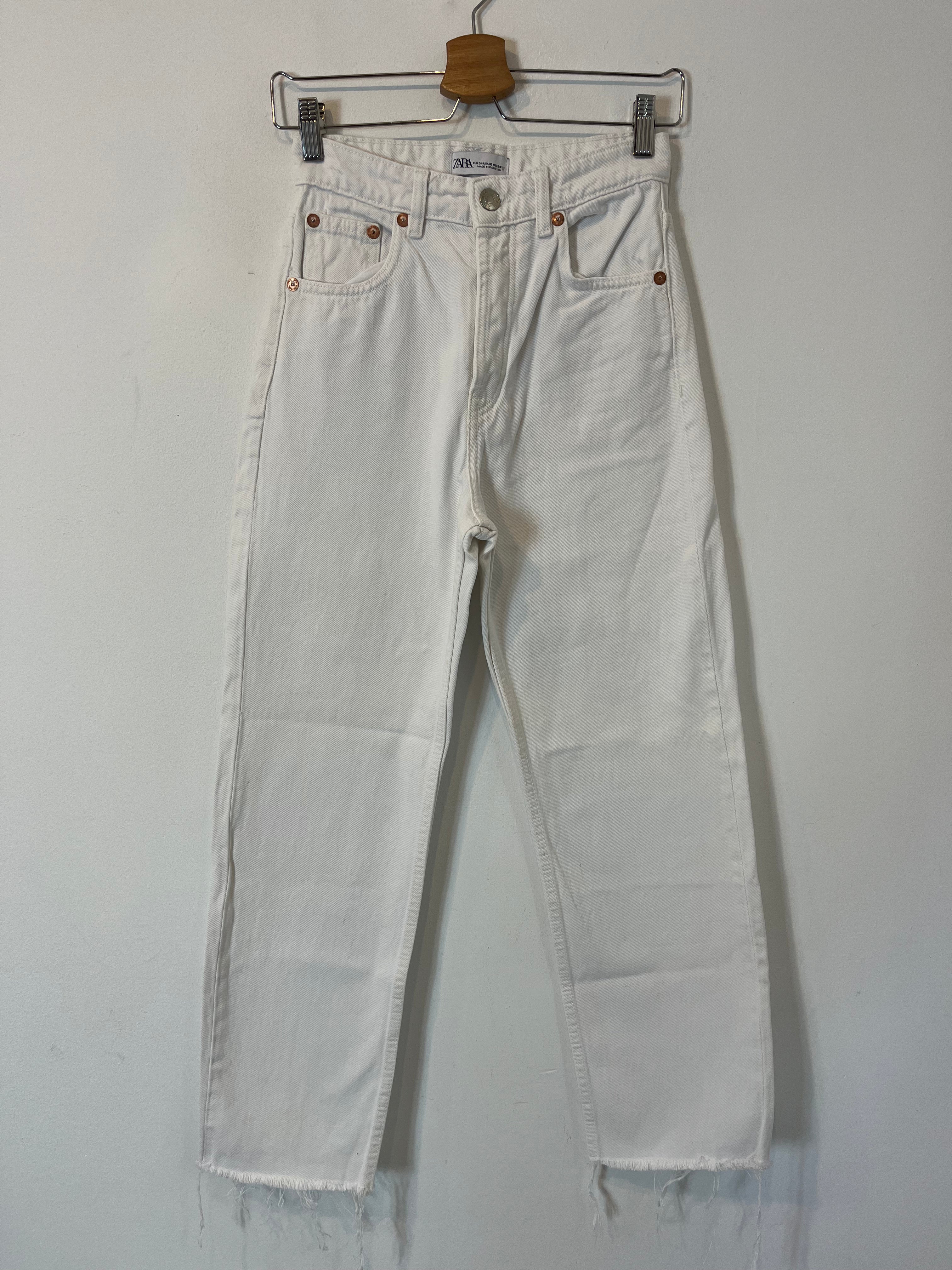 ZARA. Pantalón denim blanco T.34