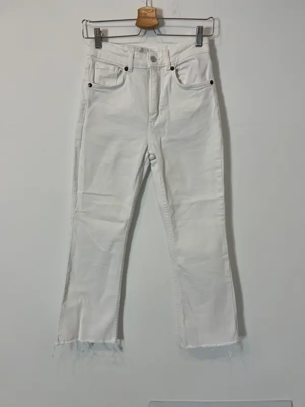 ZARA. pantalón denim blanco  T.36