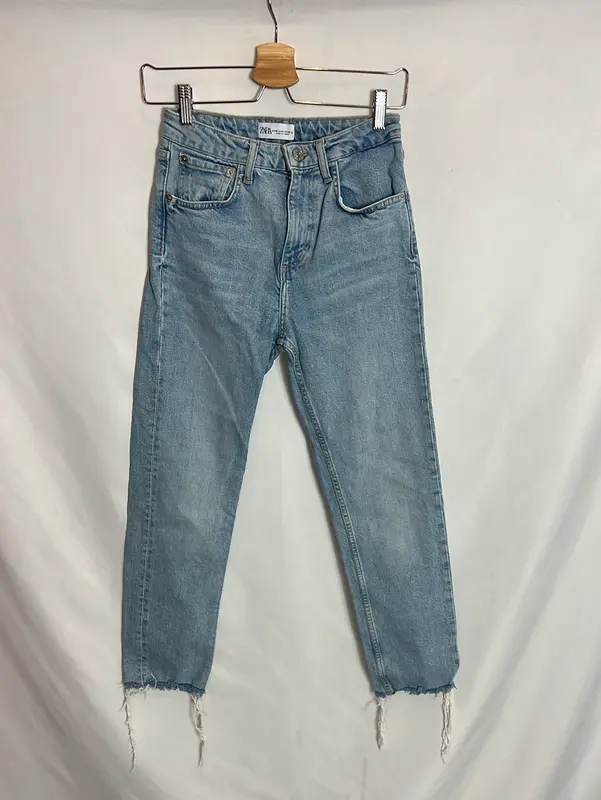 ZARA. Pantalón denim deshilachado T.36