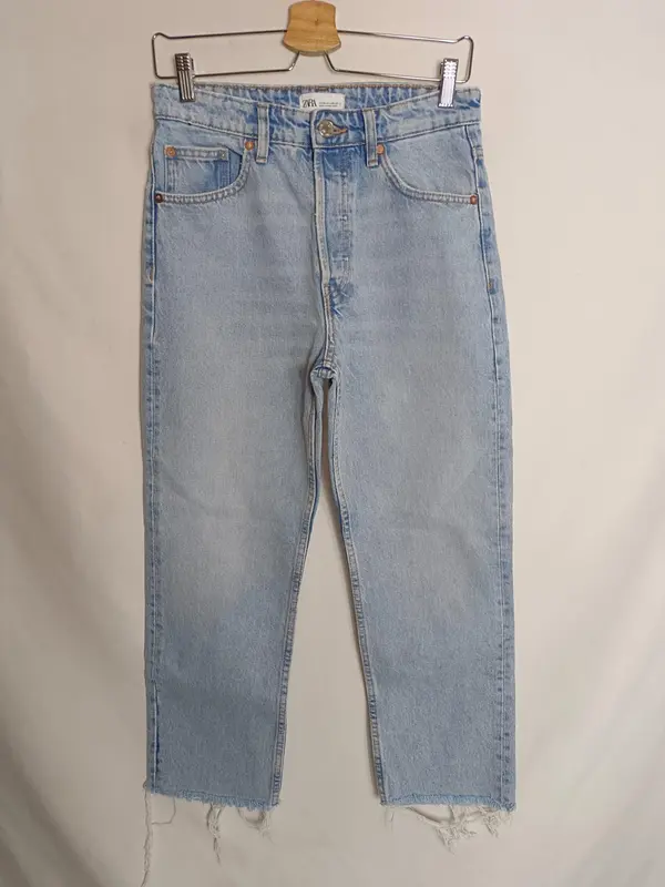 ZARA. Pantalón denim deshilachado T.38