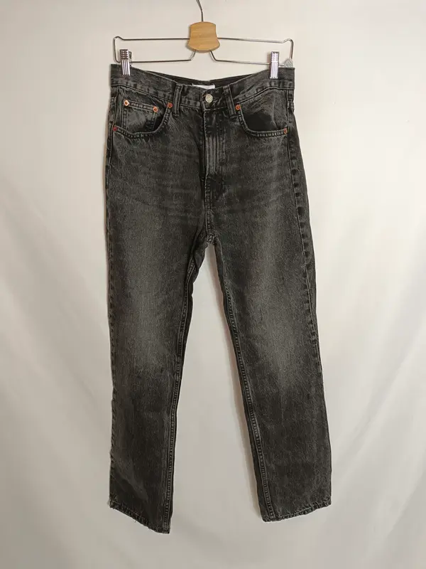 ZARA. pantalón denim efecto desgastado T.38