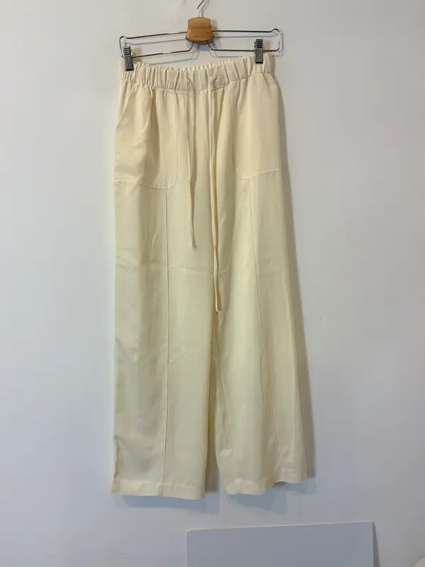 ZARA. Pantalón en crudo fluido