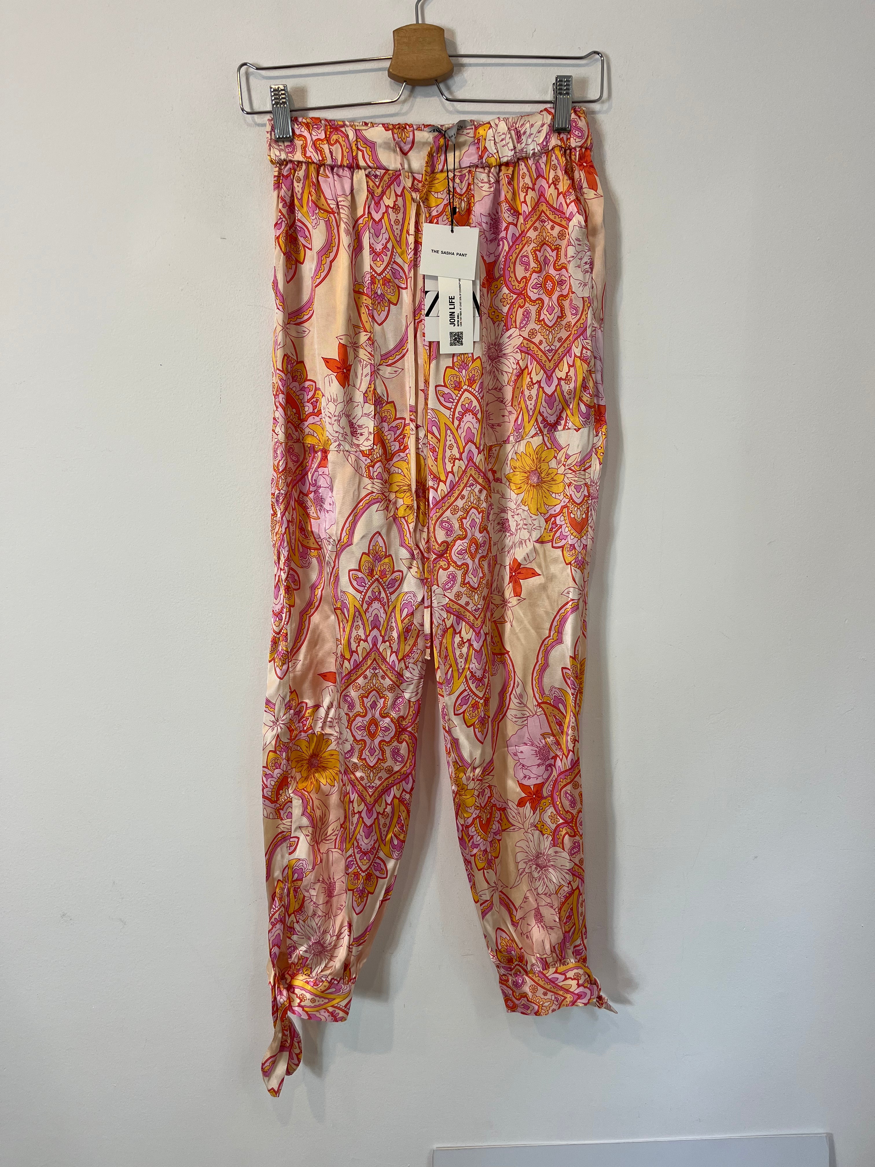 ZARA. Pantalón estampado detalle tobillos. T. S