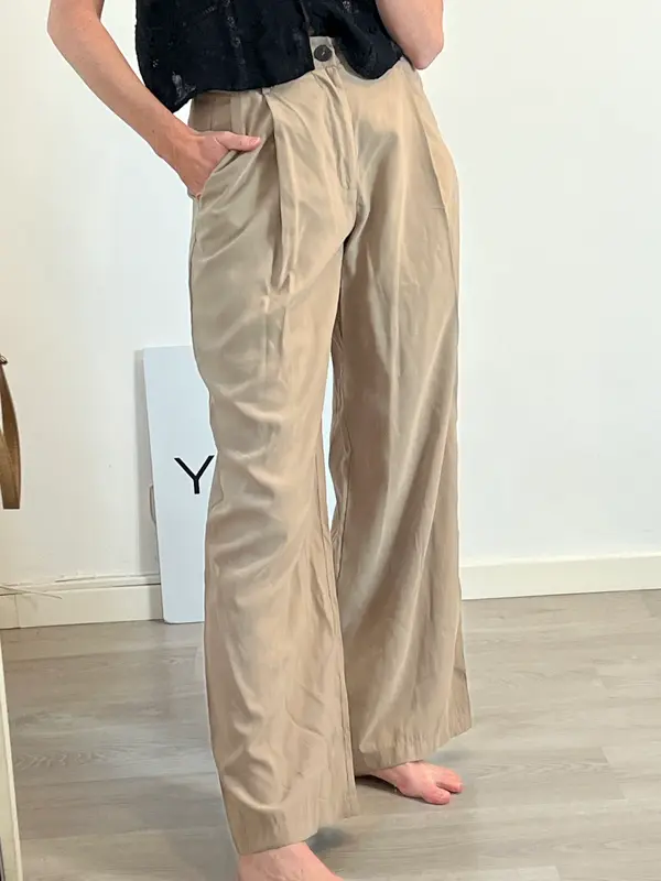 ZARA. Pantalón fluido pinzas beige  T.xs