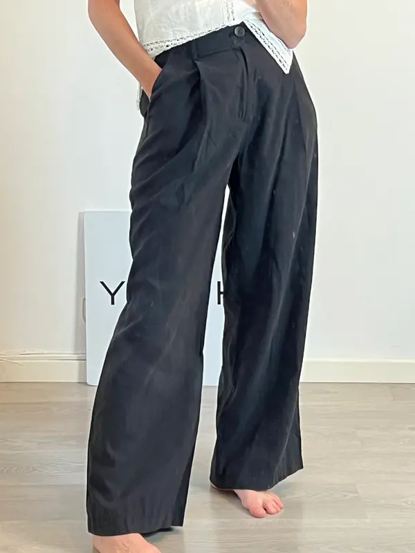 ZARA. Pantalón fluido pinzas negro  T.xs