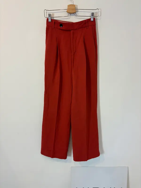 ZARA. Pantalón fluido pinzas. T XS