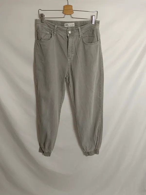 ZARA. Pantalón gogger gris T.l