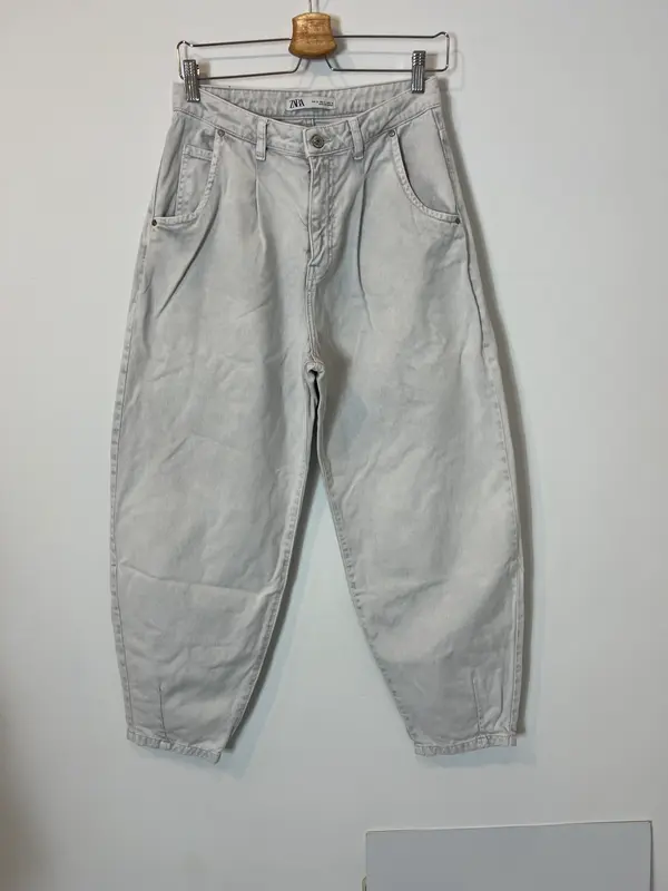 ZARA. Pantalón gris claro slouchy T.36