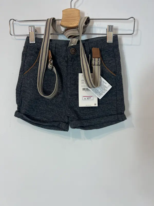 ZARA. Pantalón gris corto tirantes. T 3-4 años