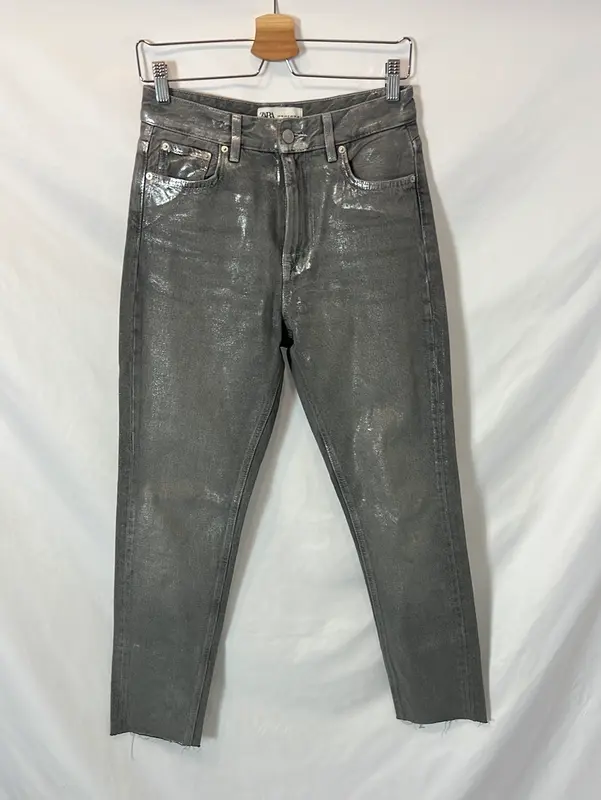 ZARA. Pantalón gris encerado T.36