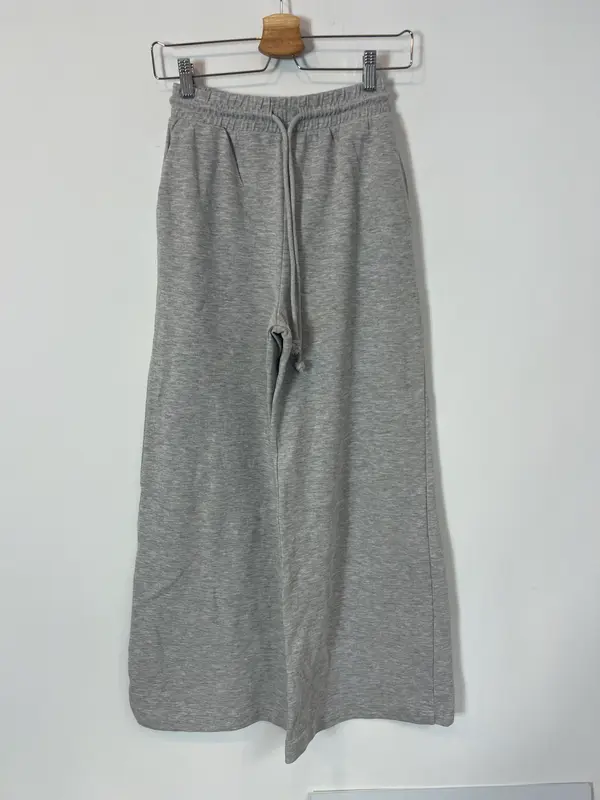 ZARA. Pantalón gris felpa. T S