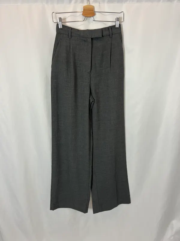 ZARA. Pantalón gris fluido pata ancha. T XS