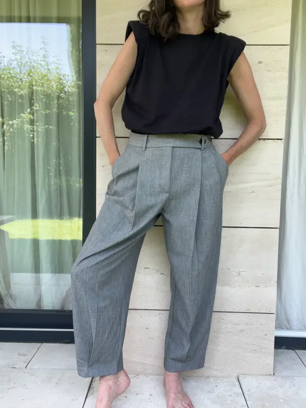 ZARA. Pantalón gris pinzas T.36