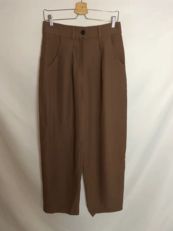 ZARA. Pantalón marrón pinzas T.s