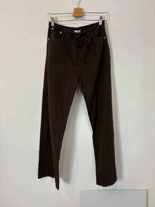 ZARA. Pantalón marrón recto con lino