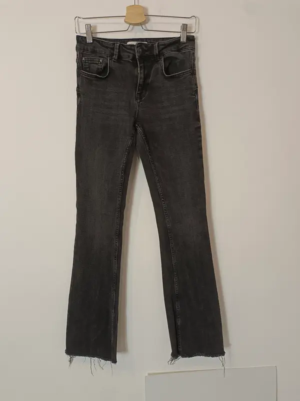 ZARA. Pantalón negro acampanado T.38