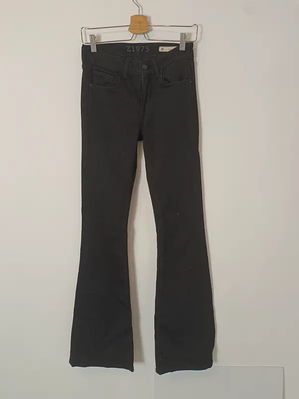 ZARA. Pantalón negro campana T.36