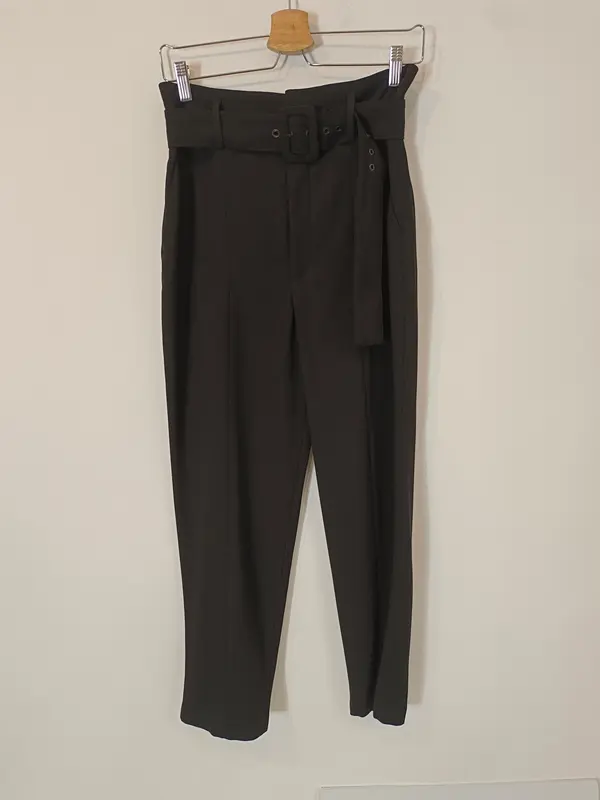 ZARA. Pantalón negro cinturón T.m