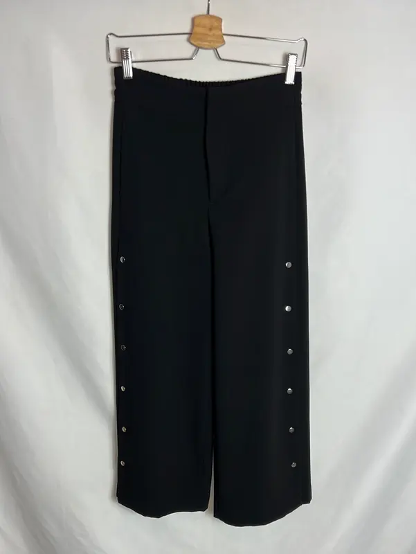 ZARA. Pantalón negro culotte botones laterales T.38