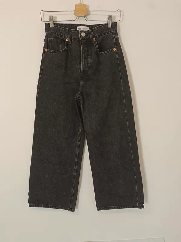 ZARA. Pantalón negro culotte T.34