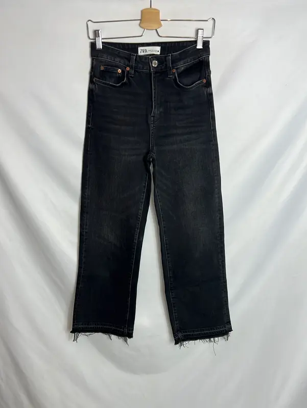 ZARA. Pantalón negro desflecado. T 36